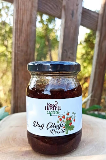 Dağ Çileği Reçeli 190 g. (Organik elma suyu konsantreli) Kendine has kokusuyla dağ çileklerini ilkbaharda Ballıdağ'ın zengin ormanlarından topladık